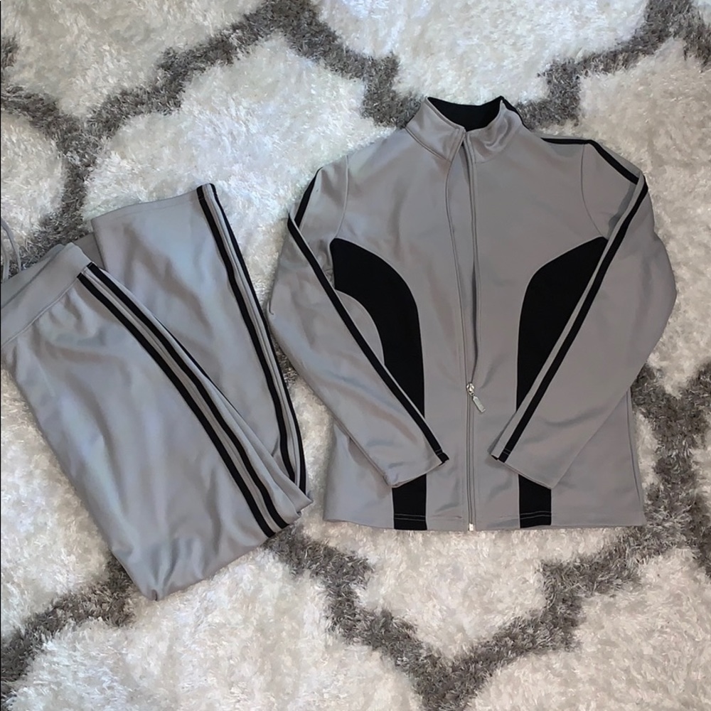 MetroStyle 2pc jogging suit.